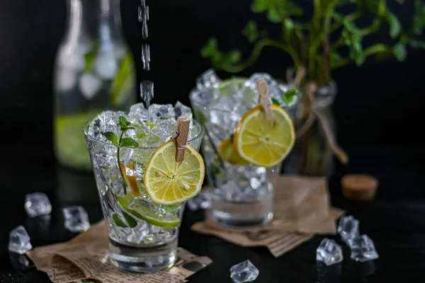 Orzeźwiający Letni Koktajl Alkoholowy Margarita Kruszonym Lodem Limonką Miętą Dekoracji — Zdjęcie stockowe
