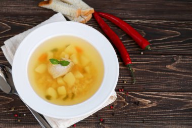 Ahşap zemin üzerinde nohut çorbası. Kırmızı biberlerin yanında. Boşluğu kopyala