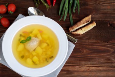 Ahşap zemin üzerinde nohut çorbası. Kırmızı biberlerin yanında. Boşluğu kopyala