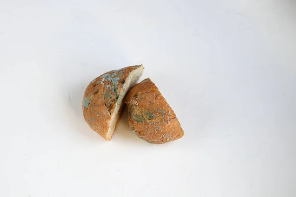 Шматочки Пліснявого Хліба Гнилий Огидний Розташований Білому Тлі Негарний Продукт — стокове фото