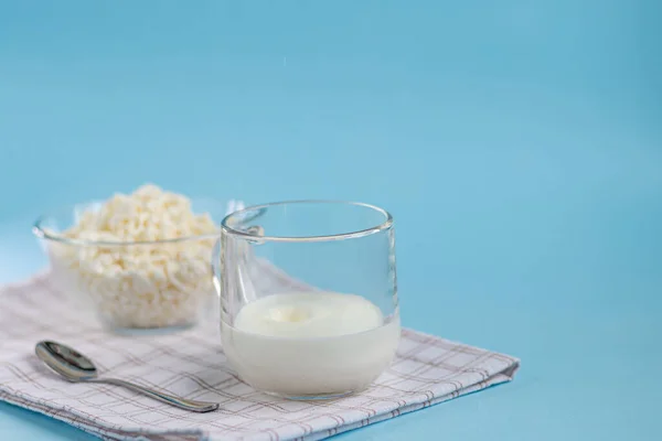 Friss Túró Egy Átlátszó Tálban Kanállal Pohárral Amelybe Kefir Patakot — Stock Fotó