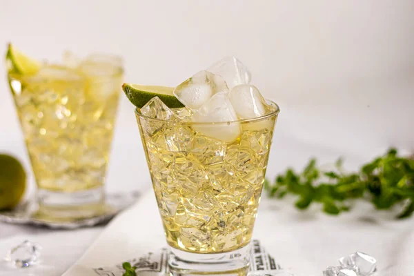 Szklanki Wypełnione Lodem Zimną Zieloną Herbatą Udekorowany Plasterkami Limonki Gałązką — Zdjęcie stockowe