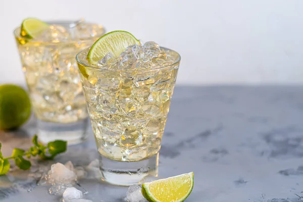 Los Vasos Están Llenos Hielo Verde Frío Decorado Con Rodajas — Foto de Stock