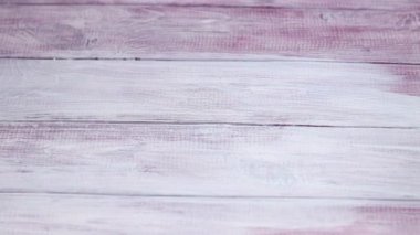 Beyaz ve pembe ahşap arka plan. Ağacın yapısı açıkça görülüyor. Arkaplan ve dokular. Boşluğu kopyala