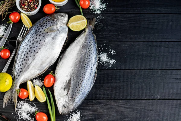 Море вкусной свежей рыбы на деревянном фоне. Замороженный продукт. Рыба с ароматическими травами, специями и овощами - понятие здорового питания, диеты или приготовления пищи . — стоковое фото