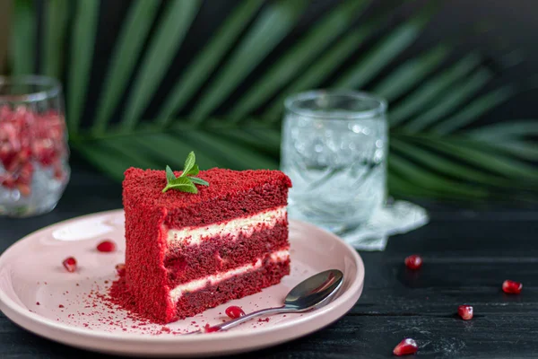 Cake Red Velvet Two White Plates Two Servings Black Background — Stock Photo, Image