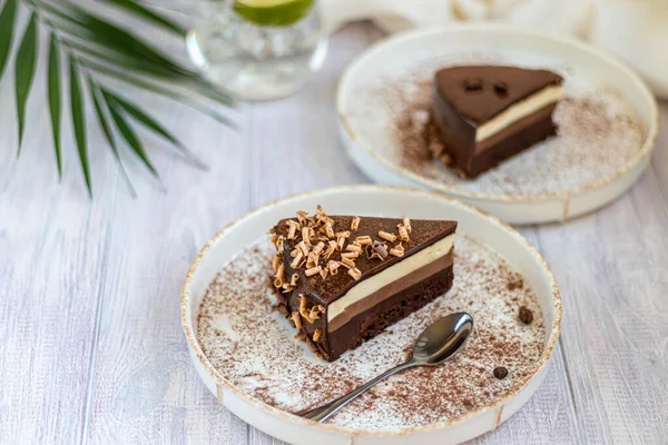 Drie Chocolaatjes Twee Witte Borden Hebben Twee Porties Een Lichte — Stockfoto