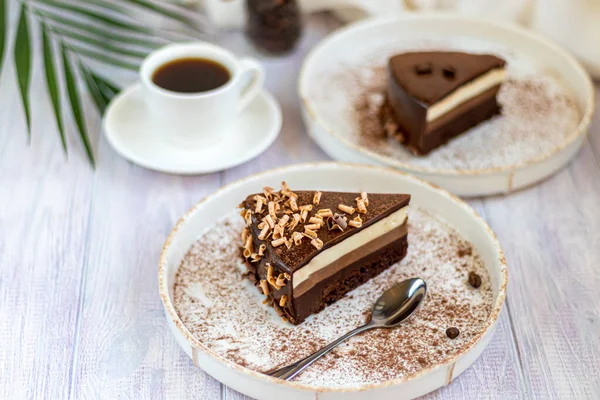 Drie Chocolaatjes Twee Witte Borden Hebben Twee Porties Een Lichte — Stockfoto