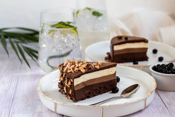 Weihnachtskuchen Drei Pralinen Zwei Weiße Teller Haben Zwei Portionen Vor — Stockfoto