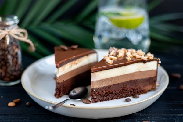 Torta Natalizia Tre Cioccolatini Due Piatti Due Porzioni Uno Sfondo — Foto Stock