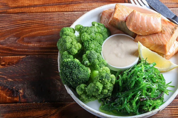 Steamed Salmon Broccoli Seaweed Salad Diet Healthy Eating Dark Background — Stock Photo, Image