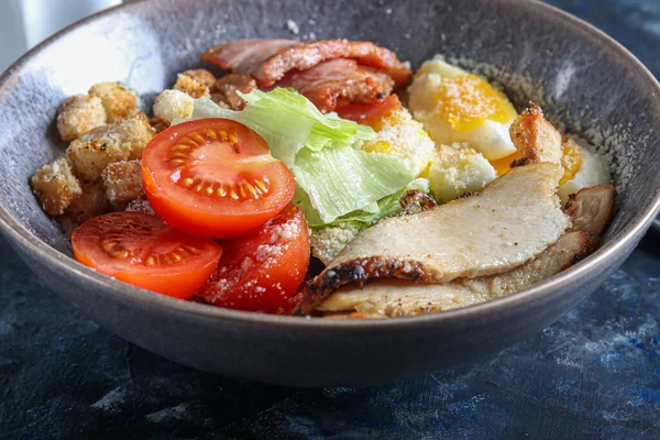 Salade César Tomates Poulet Grillées Laitue Craquelins Œufs Une Alimentation — Photo