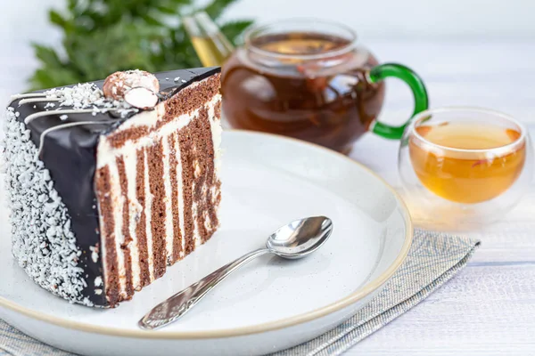 Кусок Торта Зебра Шоколадной Глазурью Светлом Фоне Заднем Плане Чашка — стоковое фото