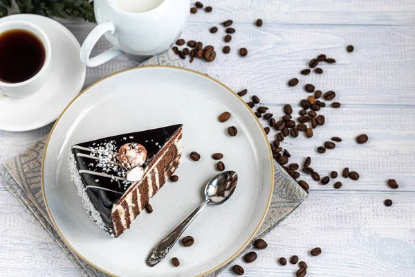 Ein Stück Zebrakuchen Mit Schokoglasur Vor Hellem Hintergrund Hintergrund Steht — Stockfoto