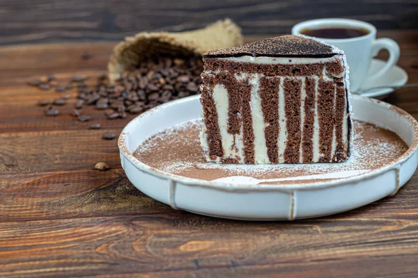 Ein Stück Kuchen Mit Schokoladenglasur Auf Einem Hölzernen Hintergrund Hintergrund — Stockfoto