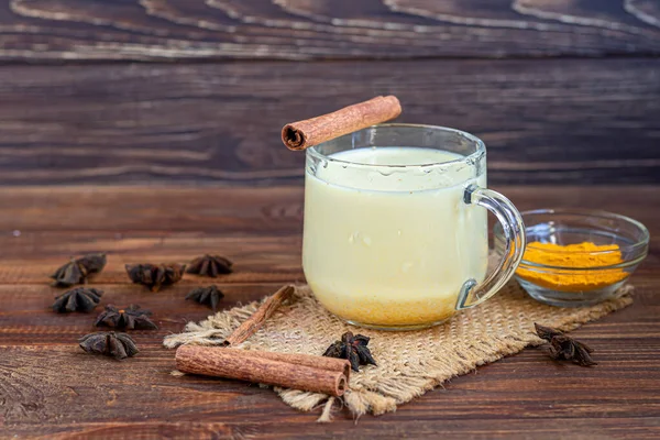 Masala Çayı Kışın Bağışıklığı Arttırmak Için Kullanışlı Süt Baharatlı Geleneksel — Stok fotoğraf