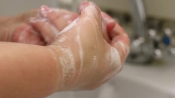 Uma Mulher Usa Sabão Lava Mãos Debaixo Uma Torneira Prevenção — Vídeo de Stock