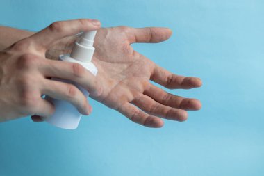 Bir adam ellerini sabunla yıkıyor ve ellerini temizlemek ve dezenfekte etmek için antiseptik kullanıyor. Virüs Önleme, Coronovirus. Hijyen konsepti el detayı. Saflık.