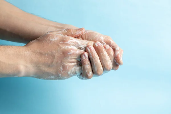 Bir adam ellerini sabunla yıkıyor ve ellerini temizlemek ve dezenfekte etmek için antiseptik kullanıyor. Virüs Önleme, Coronovirus. Hijyen konsepti el detayı. Saflık.