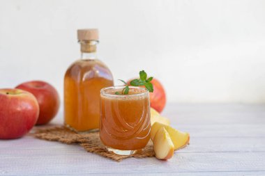 Beyaz arka planda taze sıkılmış elma suyu. Faydalı vitamin, antiviral içecek. Boşluğu kopyala