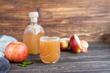 Karanlık bir arka planda taze sıkılmış elma suyu. Faydalı vitamin, antiviral içecek. Boşluğu kopyala
