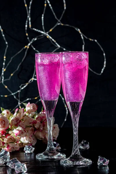 Bevanda Lampone Brillante Scintillante Champagne Due Bicchieri Poggia Tavolo Legno — Foto Stock