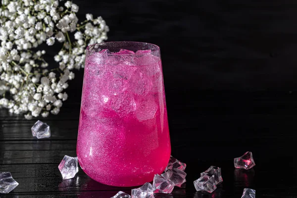 Een Fonkelende Briljante Frambozendrank Een Glas Staat Een Houten Tafel — Stockfoto