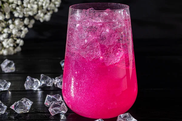 Une Boisson Pétillante Framboise Dans Verre Dresse Sur Une Table — Photo