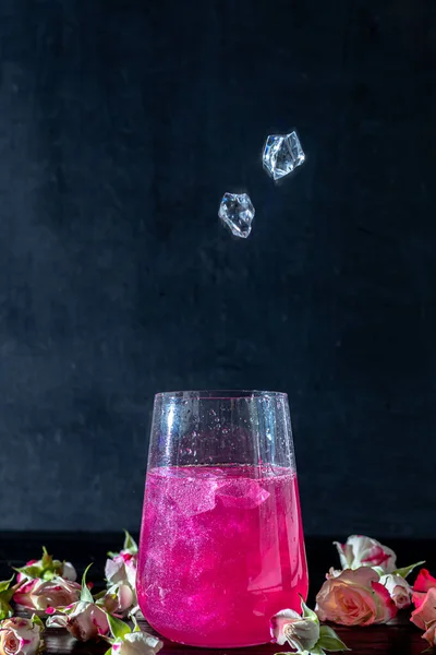 Une Boisson Pétillante Framboise Dans Verre Dresse Sur Une Table — Photo