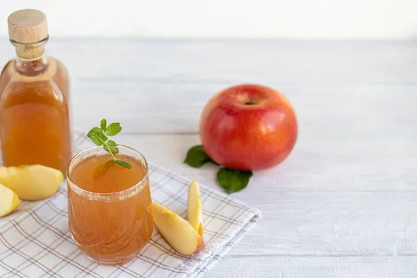 Suco Maçã Recentemente Apertado Fundo Branco Vitamina Útil Bebida Antiviral — Fotografia de Stock