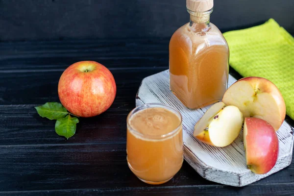 Suco Maçã Recentemente Apertado Fundo Escuro Vitamina Útil Bebida Antiviral — Fotografia de Stock