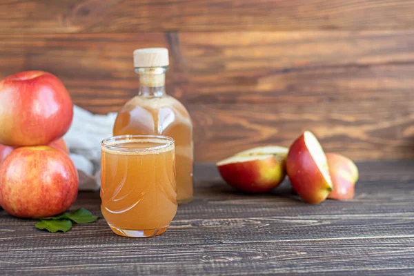 Freshly Squeezed Apple Juice Dark Background Useful Vitamin Antiviral Drink — Stock Photo, Image