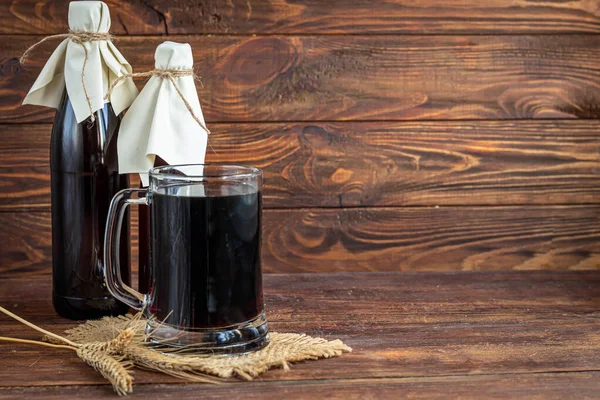 Cerveza Negra Casera Botellas Vaso Sobre Fondo Oscuro Cerca Están — Foto de Stock