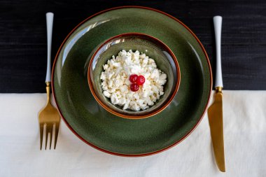 Sağlıklı beslenme konsepti. Doğal, taze ürünler, küçük porsiyonlarda. Vejetaryen ve vejetaryen yemekleri. Boşluğu kopyala