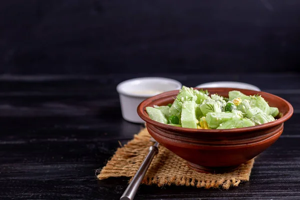 Salade Concombres Frais Feuilles Épinards Roquette Avocat Servi Avec Des — Photo