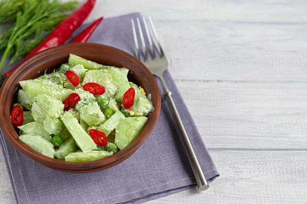 Salade Concombres Frais Feuilles Épinards Roquette Avocat Servi Avec Des — Photo