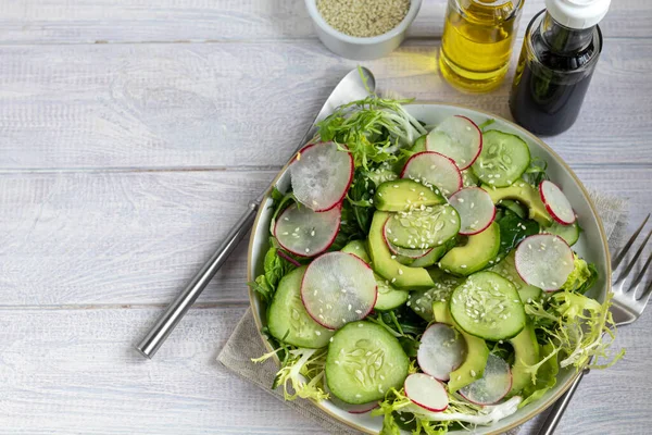 Salat Aus Frischen Gurken Spinatblättern Rucola Avocado Serviert Mit Eiern — Stockfoto