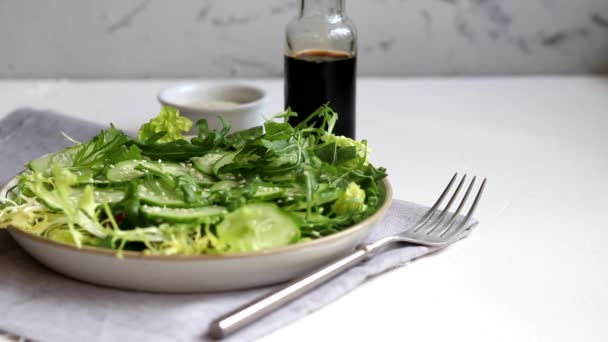 Ensalada Pepinos Frescos Hojas Espinaca Rúcula Aguacate Sirve Con Rodajas — Vídeos de Stock