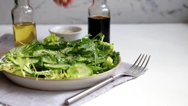 Salat Aus Frischen Gurken Spinatblättern Rucola Avocado Serviert Mit Eiern — Stockvideo