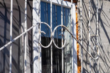 Ev karantinaya alındı. Bahar tatili iptal. Coronavirus halk sağlığını tehdit ediyor. Bitmemiş gri duvarlar. Boşluğu kopyala