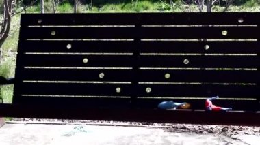 Ev karantinaya alındı. Tahta bankta yıkıcı oyuncaklar var ama kimse onlarla oynamıyor. Bahar tatili iptal. Coronavirus halk sağlığını tehdit ediyor. Bitmemiş gri duvarlar. Boşluğu kopyala