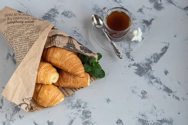 Croissants Café Café Manhã Com Engarrafamento Framboesa Fresco Contexto Leve — Fotografia de Stock