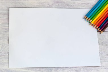 El yapımı el sanatları. Tatildeki ve karantinadaki çocuklar için yaratıcı bir aktivite. Renkli kağıt, makas ve kalem. Çocukların yaratıcılığı, nakış işi projesi..