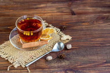 Şeffaf bir fincanda deniz dikenli çay. Vitamin içeceği. Virüs enfeksiyonuna karşı bağışıklığı arttırır. Baharatların yanında, tiramisu keki. Boşluğu kopyala