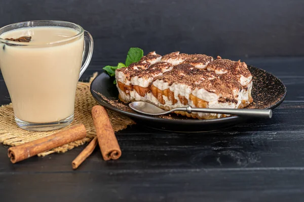 Tiramisu Sobremesa Italiana Tradicional Fundo Madeira Decorado Com Ramo Hortelã — Fotografia de Stock