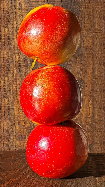 Maçãs Vermelhas Maduras Fundo Madeira Vitaminas Minerais Nutrição Saudável Produto — Fotografia de Stock