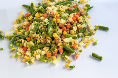 Donmuş sebzeler. Donmuş sebze karışımı havuç, mısır ve bezelye, kereviz ve mısır. Meksika karışımı. Beyaz arka planda. Boşluğu kopyala.