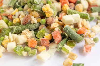 Donmuş sebzeler. Donmuş sebze karışımı havuç, mısır ve bezelye, kereviz ve mısır. Meksika karışımı. Beyaz arka planda. Boşluğu kopyala.