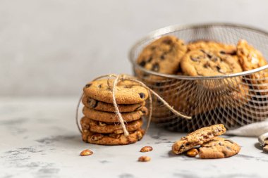 Çikolata parçacıklı kurabiye. Ev yapımı pişirme. Yuvarlak, büyük değil. Açık gri arka planda. Boşluğu kopyala