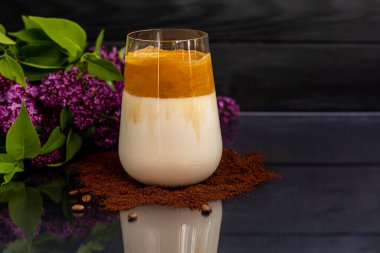 Dalgona kahvesi soğuk Kore içeceğidir. Lezzetli, aromatik kahve, sütlü ve şekerli, siyah arka planda bir bardak. Boşluğu kopyala